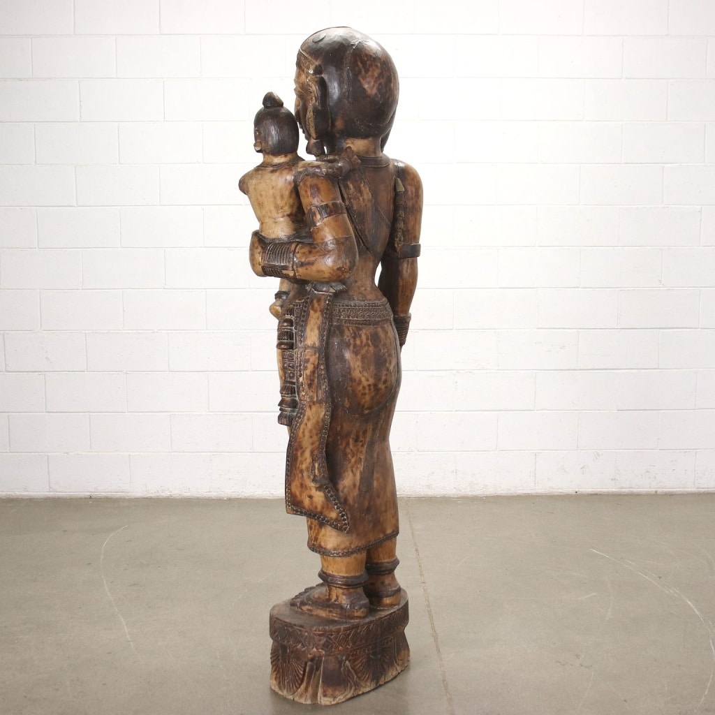 Statua di divinità indiana, particolare del retro.