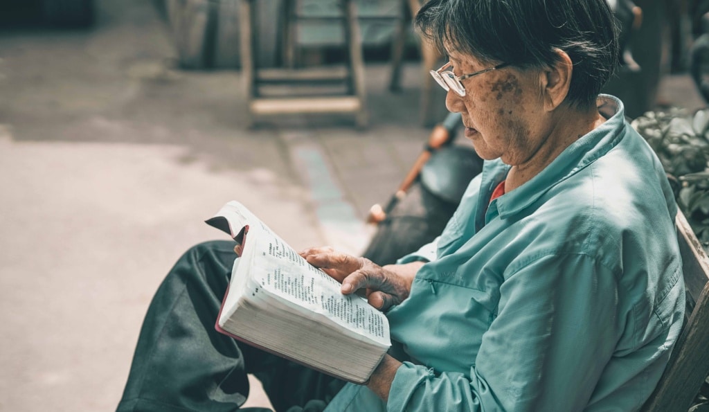 Leggere fa bene alle persone anziane.